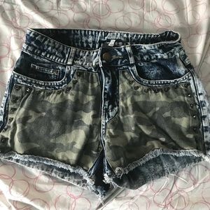 Army print high waisted shorts